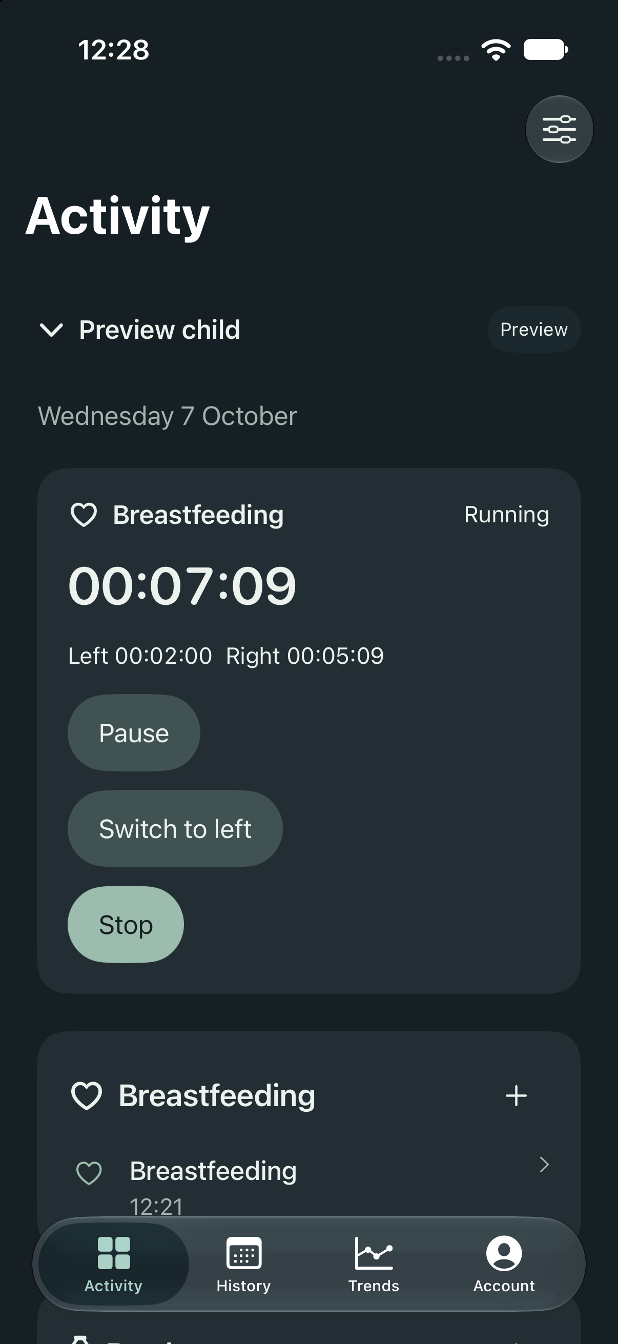Cropped native Sayanori breastfeeding timer with synthetic left and right totals, and pause, switch and stop controls.