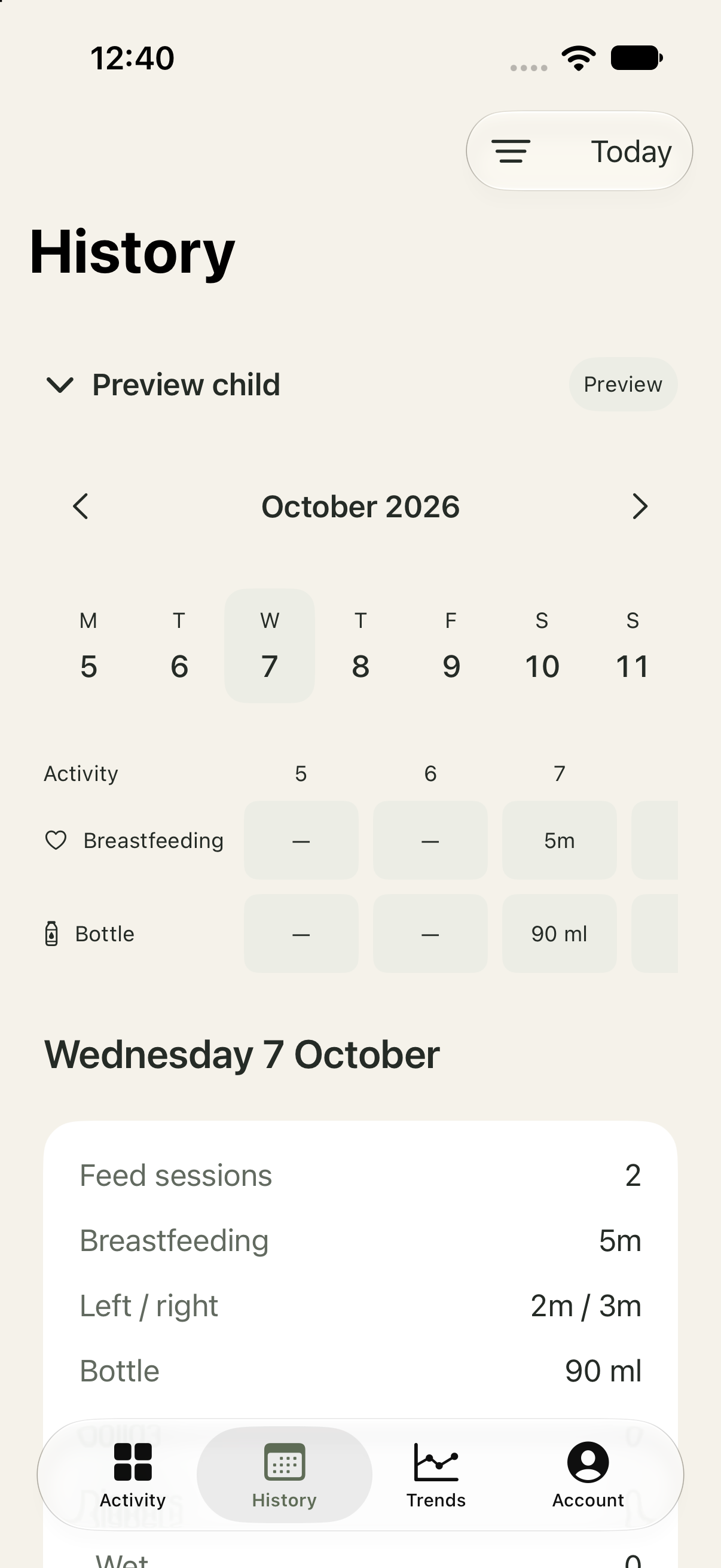 Sayanori History screen with synthetic daily feeding totals and separate breastfeeding side totals.